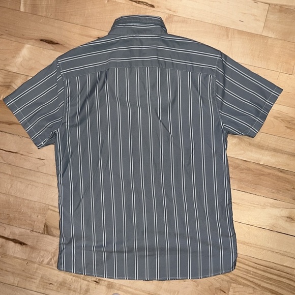 Men’s Abercrombie Short Sleeve Button Down​ - Picture 3 of 4
